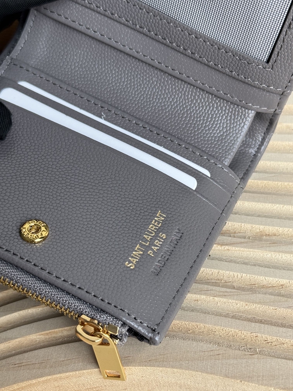 イヴサンローラン財布角部分ディテール